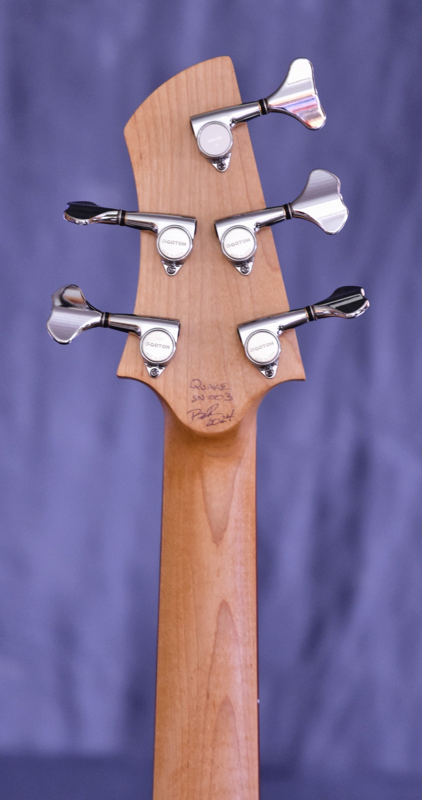 BR Guitars  Quake Bass